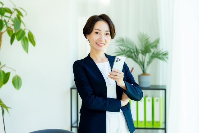 スマホを持つ女性